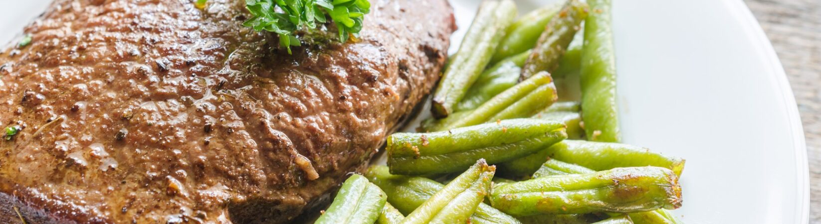 Schweinesteak mit Bohnen