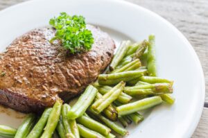 Schweinesteak mit Bohnen