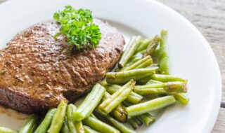 Schweinesteak mit Bohnen