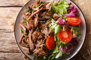 Schnelles Pulled Chicken mit Salat