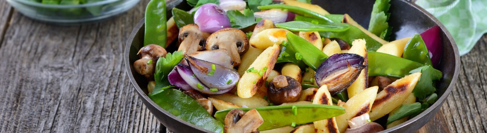 Schupfnudeln mit Zuckerschoten, Champignons und Zwiebeln