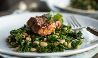 Schweinefilet auf Grünkohl mit weißen Bohnen