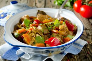 Schweinefleisch mit Auberginen, Möhren, Tomaten und Paprika