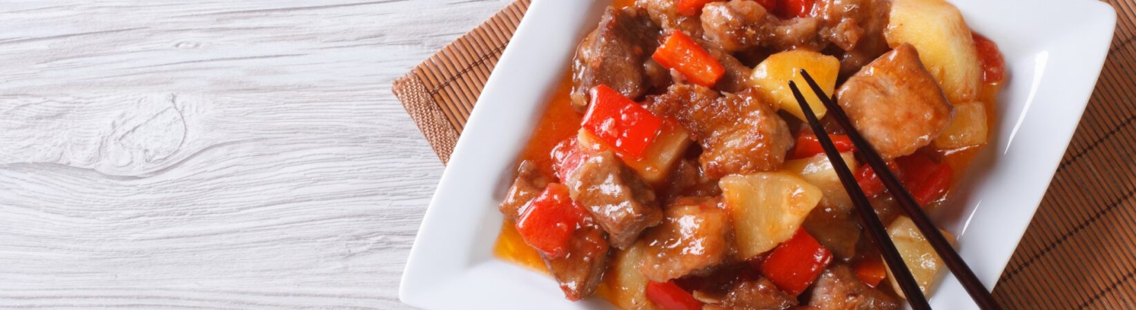 Schweinefleisch süß-sauer mit Ananas, Paprika und Tomate