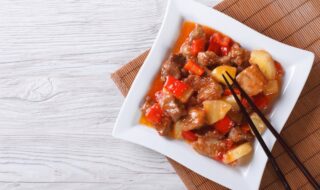 Schweinefleisch süß-sauer mit Ananas, Paprika und Tomate Schweinefleisch süß-sauer mit Ananas, Paprika und Tomate