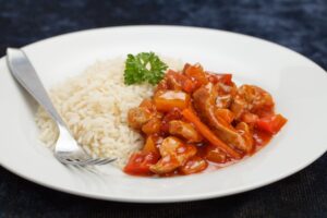 Schweinefleisch süß-sauer mit Reis, Paprika und Möhre