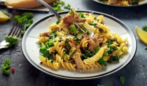 Schweinegeschnetzeltes mit Grünkohl, Nudeln und Parmesan