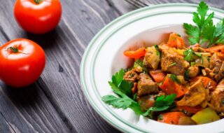Schweinegeschnetzeltes mit Paprika, Tomate und Möhren Schweinegeschnetzeltes mit Paprika, Tomate und Möhren
