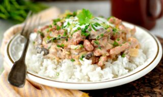 Schweinegeschnetzeltes mit Reis in Champignon-Creme-Sauce