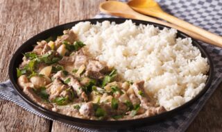 Schweinegeschnetzeltes mit Reis und Pilz-Sahne-Sauce Schweinegeschnetzeltes mit Reis und Pilz-Sahne-Sauce