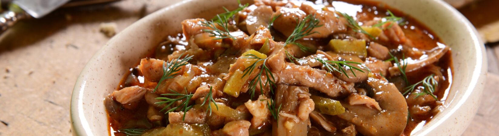 Schweinegulasch mit Paprika und Champignons