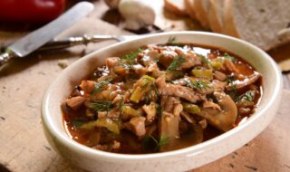 Schweinegulasch mit Paprika und Champignons Schweinegulasch mit Paprika und Champignons