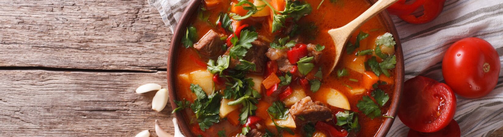 Schweinegulasch mit Kartoffeln, Tomaten und Champignons