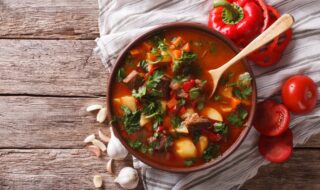 Schweinegulasch mit Kartoffeln, Tomaten und Champignons