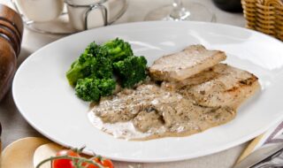 Schweinemedaillons mit Brokkoli und Champignons Schweinemedaillons mit Brokkoli und Champignons