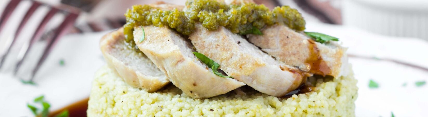 Schweinemedaillons auf Couscous mit Tomatensalat