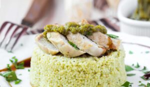 Schweinemedaillons auf Couscous mit Tomatensalat