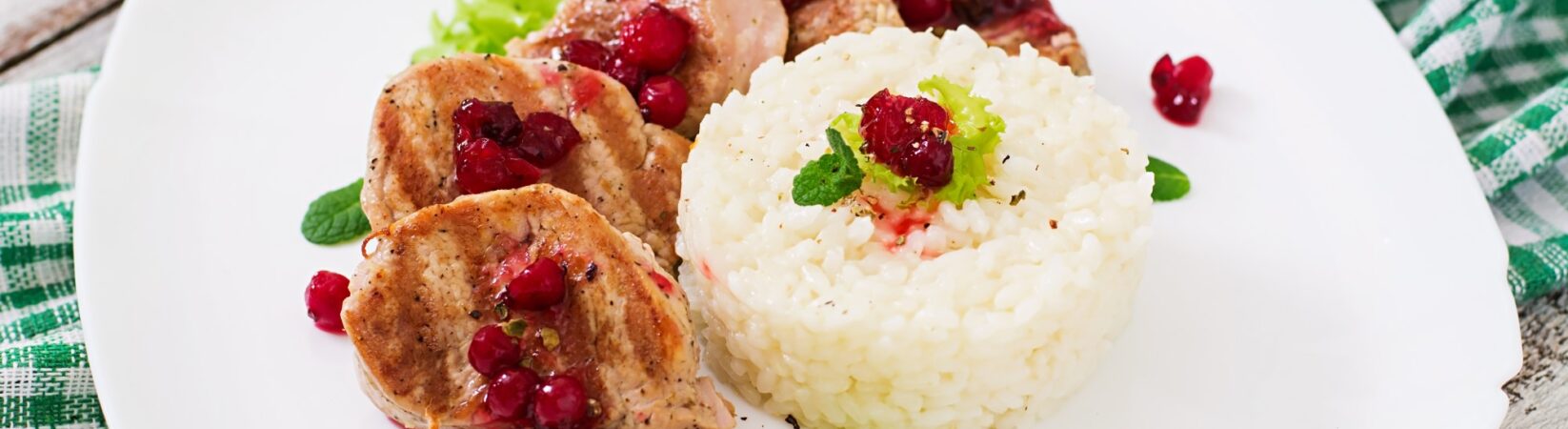 Schweinemedaillons mit Reis und Salat