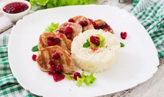 Schweinemedaillons mit Reis und Salat