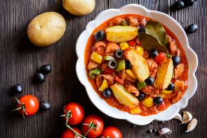 Schweineragout mit Paprika, Tomaten, Kartoffeln und Oliven