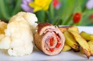 Schweineroulade mit Blumenkohl und Kartoffelecken