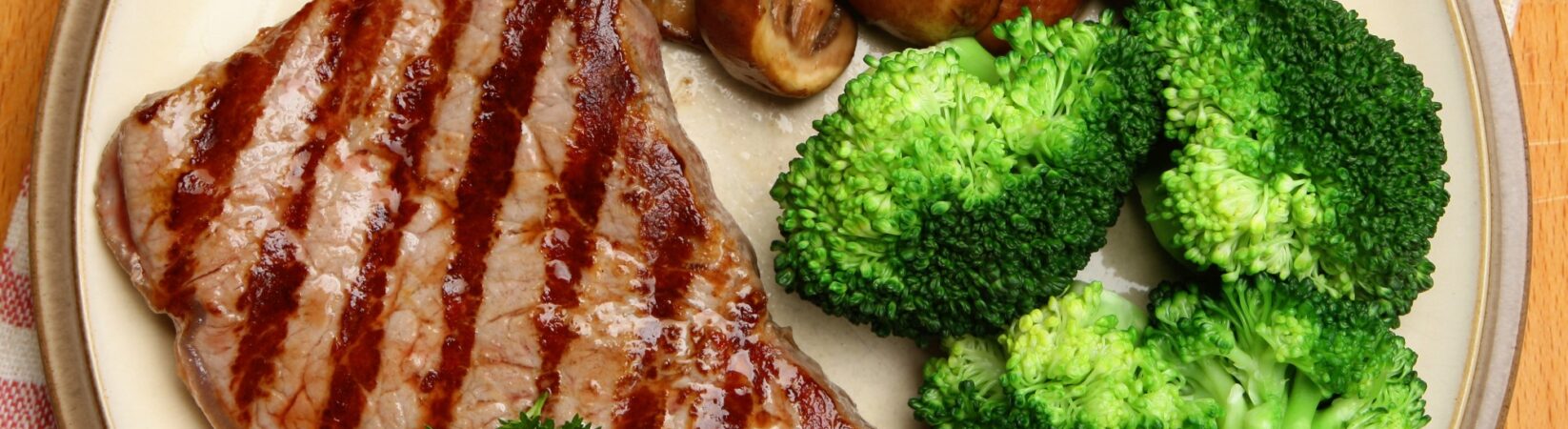 Schweinesteak mit Champignons und Brokkoli