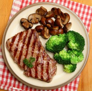 Schweinesteak mit Champignons und Brokkoli