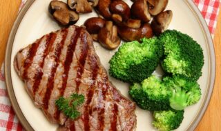 Schweinesteak mit Champignons und Brokkoli