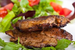 Schweinesteak mit gemischtem Salat