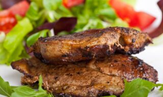 Schweinesteak mit gemischtem Salat