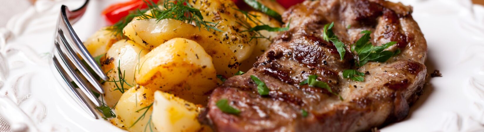 Schweinesteak mit Kartoffeln, Paprika und Zucchini