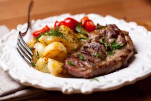 Schweinesteak mit Kartoffeln, Paprika und Zucchini