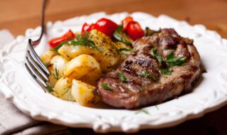 Schweinesteak mit Kartoffeln, Paprika und Zucchini
