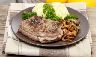 Schweinesteak mit Pfifferlingen und Kartoffelpüree