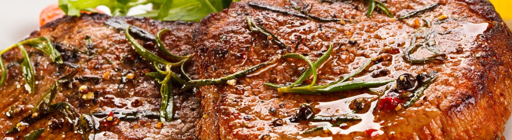 Schweinesteak mit Rucolasalat und Tomaten