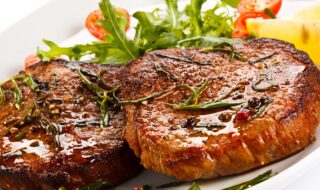 Schweinesteak mit Rucolasalat und Tomaten Schweinesteak mit Rucolasalat und Tomaten
