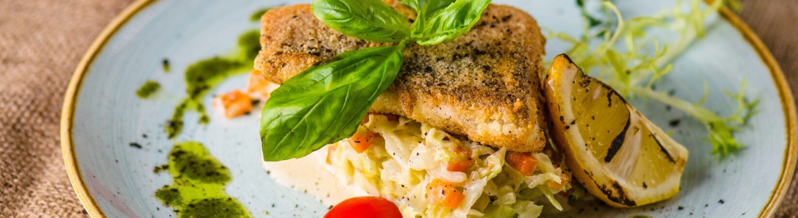 Seelachsfilet auf Wirsingbett mit Möhre, Tomaten und Pesto