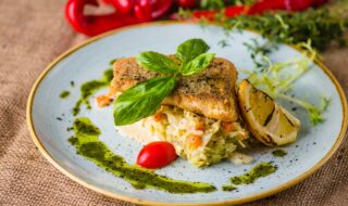 Seelachsfilet auf Wirsingbett mit Möhre, Tomaten und Pesto Seelachsfilet auf Wirsingbett mit Möhre, Tomaten und Pesto