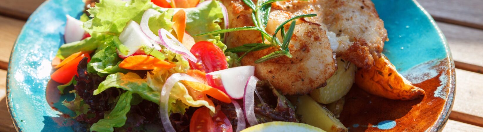 Seelachsfilet mit Kartoffelecken und frischem Salat