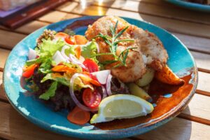 Seelachsfilet mit Kartoffelecken und frischem Salat