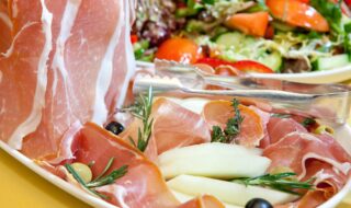 Serranoschinken mit Melone und gemischtem Salat