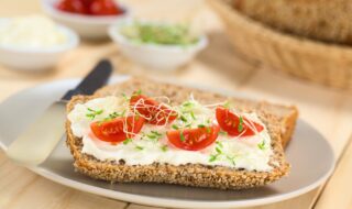 Eiweißbrötchen mit Tomaten und Kresse