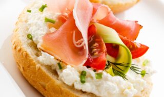 Mehrkornbrötchen mit Hüttenkäsecreme und rohem Schinken