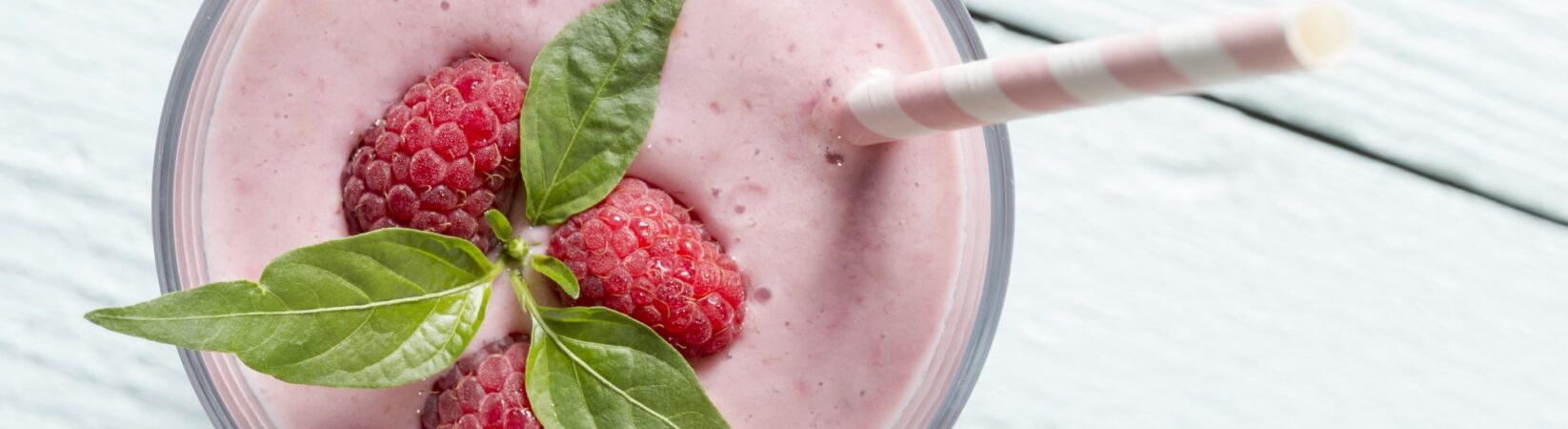 Milchshake mit Himbeeren, Mandeln und Joghurt