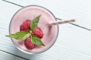 Milchshake mit Himbeeren, Mandeln und Joghurt