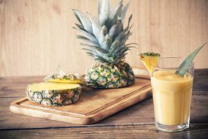 Sojamilchshake mit Ananas, Banane und Quark