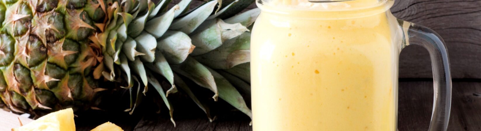 Ananas-Mangoshake mit Kokosmilch