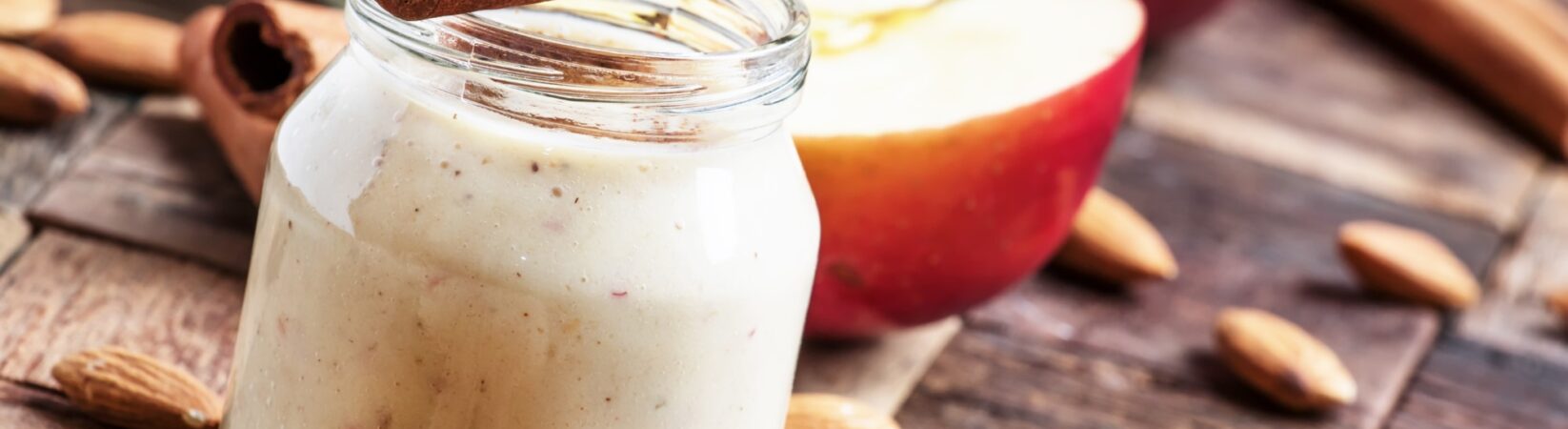 Sojamilchshake mit Apfel, Zimt und Mandeln