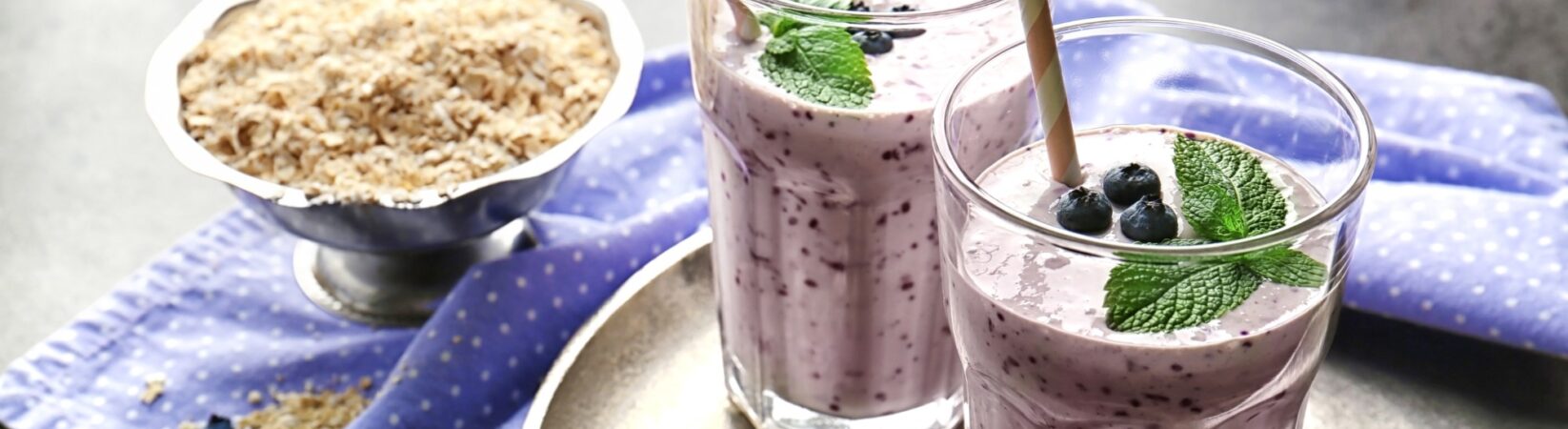 Milchshake mit Banane, Blaubeeren und Haferflocken