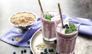 Milchshake mit Banane, Blaubeeren und Haferflocken